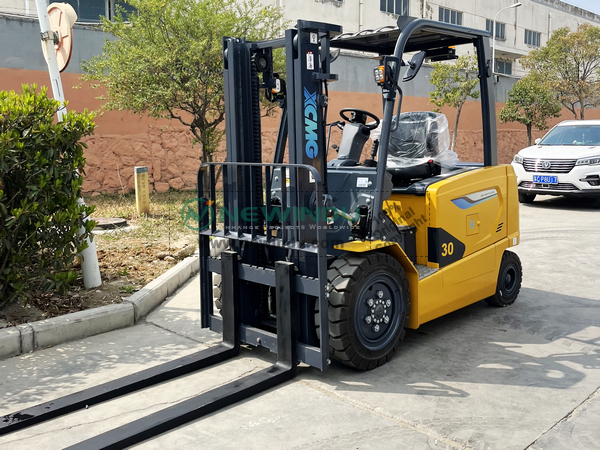 Russia Client Visited NEWINDU Office and XCMG Factory