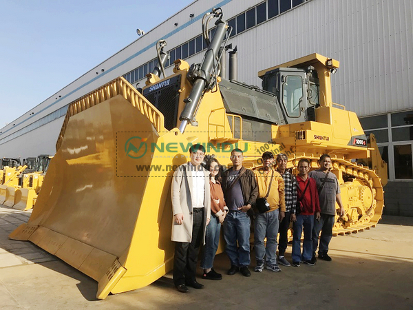 Malaysia Clients Visited SHANTUI Factory and SINOTRUK Factory